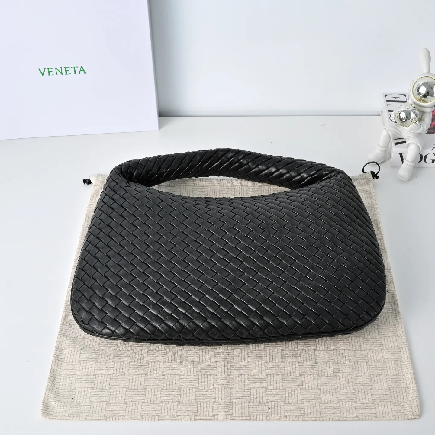 Batch 2120 #BV New Veneta handbag ✨ The "ceiling of texture" bag in the woven bag world, so high-end that you can't help but look at it~🥰Using Nappa lambskin lntrecciato quilted weaving process~The texture is particularly stunning, soft but not collapsed, tough but not hard🌟The bag body and handle are integrated and can be carried on the shoulder/hand. It has just the right sense of laziness and casualness🎈The capacity meets all the needs of commuting Just pull the zipper and pack up your own little world, feeling very at ease💚Veneta is a work that speaks for itself with texture🎀 Model: 6737 Size: 44x28x5